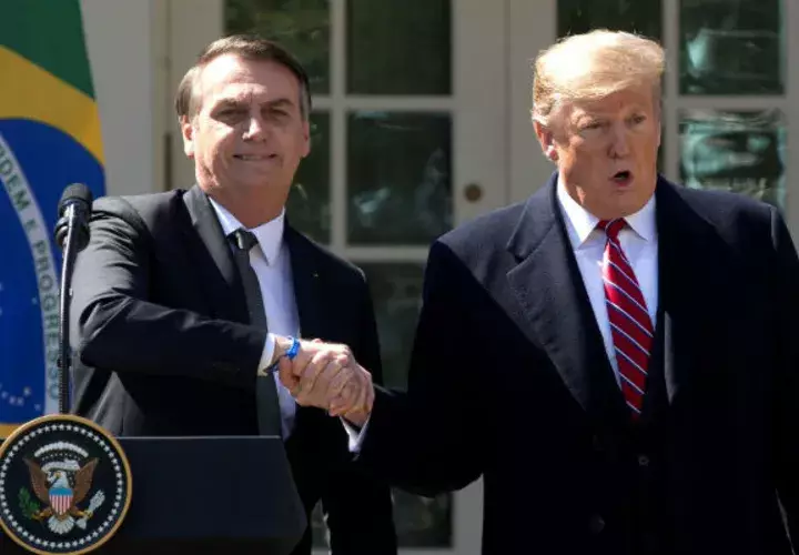 Donald Trump (d), estrecha la mano de su homólogo brasileño, Jair Bolsonaro (i), tras la reunión en la Casa Blanca, este martes en Washington. Foto: EFE.
