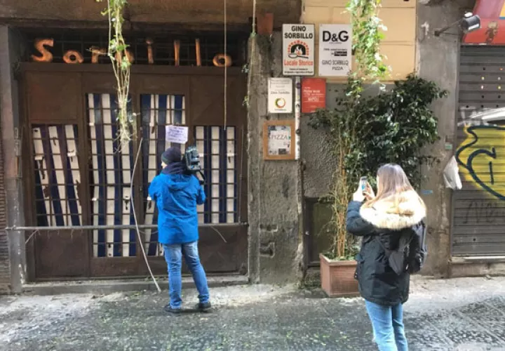 Periodistas y camarógrafos llegan a las puertas de la pizzería Gino Sorbillo, afectada por una explosión. FOTO/EFE