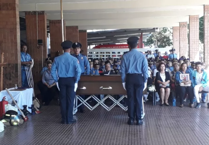 Una vez concluyeron los actos el cuerpo fue trasladado a la iglesia El Carnen donde se realizó la misa y luego su cuerpo fue trasladado al Cementerio Municipal Los Guayacanes en el sector de Los Abanicos. Foto/José Vásquez