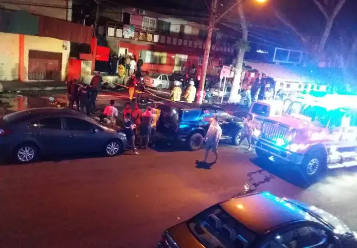Según reporta el Benemérito Cuerpo de Bomberos de Panamá en su cuenta de Twitter, el fuego se produjo en el primer nivel del edificio de dos pisos. 
