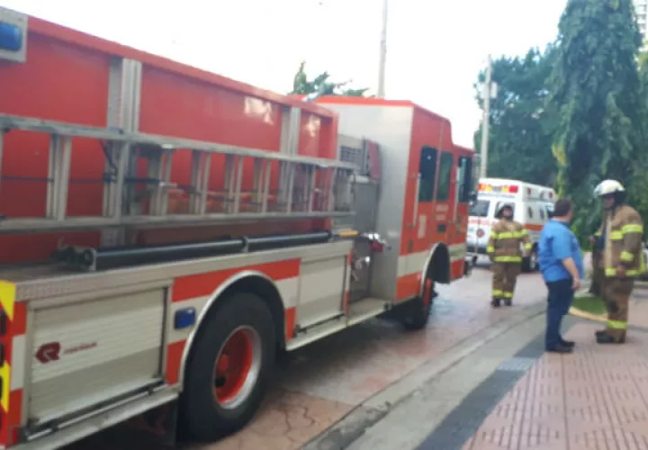 Los bomberos evacuaron el área y solicitaron evitar el lugar.Foto:   @BCBRP  