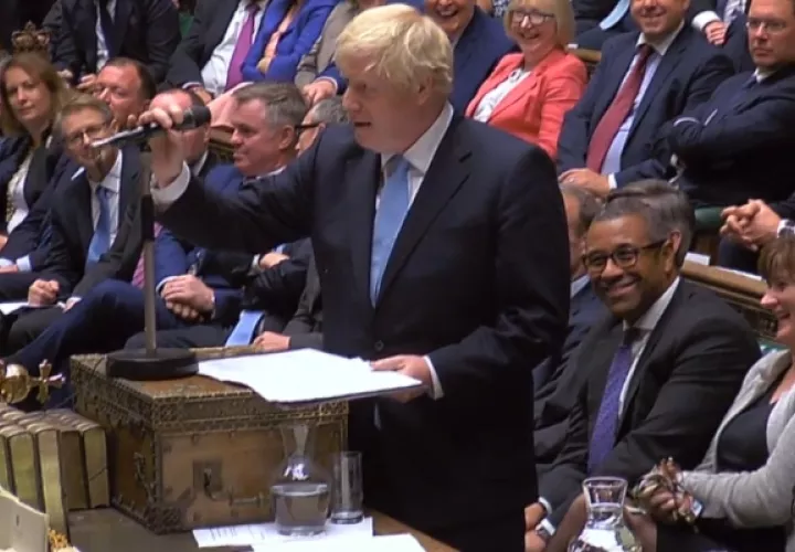  El implacable veredicto desató un reguero de reacciones, entre ellas llamamientos de dimisión al "premier", Boris Johnson.