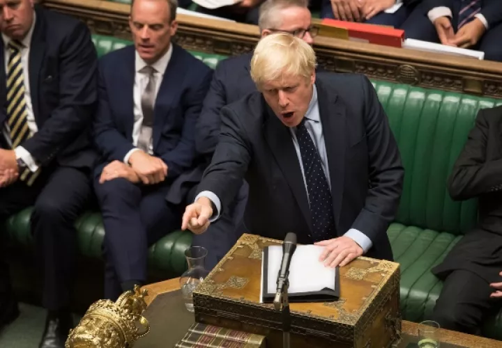 El jefe de Gobierno, Boris Johnson, que ya no cuenta con una mayoría "tory" en la cámara, respondió al golpe confirmando que tratará de convocar unas elecciones generales anticipadas si se consuma la aprobación de esa ley. FOTO/AP