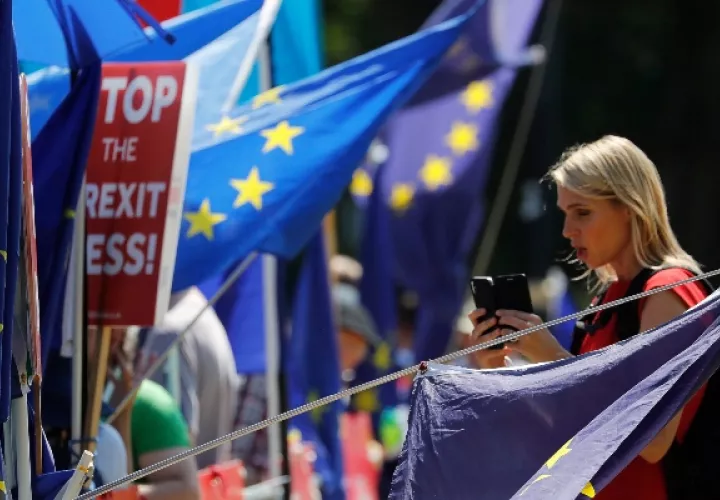 Manifestantes en contra del Brexit en Londres, se enteran que el campeón del Brexit, Boris Johnson, fue anunciado como ganador del concurso para liderar el Partido Conservador del Reino Unido y convertirse en el próximo primer ministro del país.