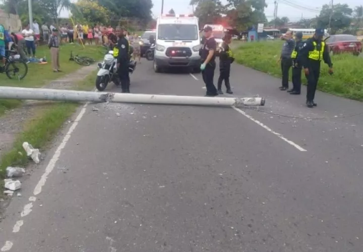 Chocó con el poste del tendido eléctrico y tres personas resultaron heridas. Foto/Eric Montenegro