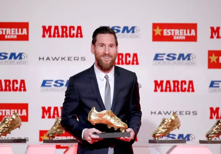 Messi posa con su galardón.