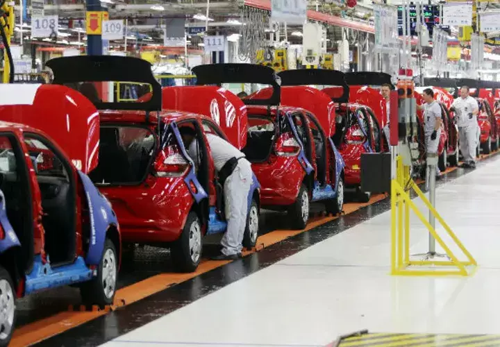 La caída en la producción de autos fue mayor en relación con agosto de este año.