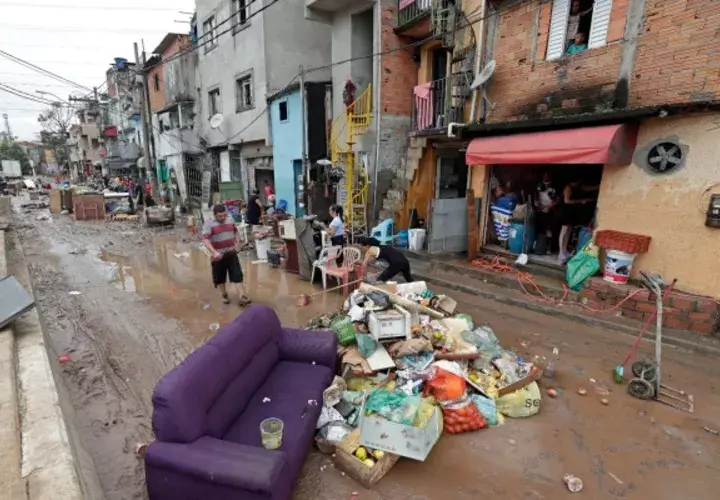 Las pertenencias dañadas, los alimentos en mal estado y los muebles empapados se acumulan en la calle para ser retirados como basura después de las inundaciones en Sao Paulo, Brasil. FOTO/AP