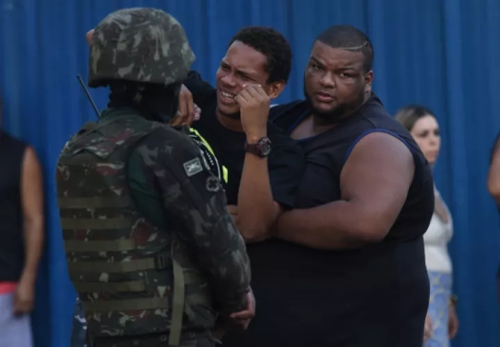 El hijo de Evaldo dos Santos Rosa, de 46 años de edad, se lamenta de la escena en la que el cuerpo de su padre yacía desplomado en el automóvil de su familia al que le dispararon los miembros de las fuerzas armadas, en el barrio de Guadalupe. FOTO/AP