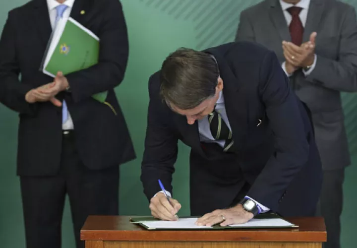 El pasado 22 de mayo el presidente brasileño, Jair Bolsonaro, aclaró que la norma solo tendrá valor para pistolas o revólveres y que quedará excluido todo tipo de fusil, carabina y escopeta, que estaban incluidos en el texto original.