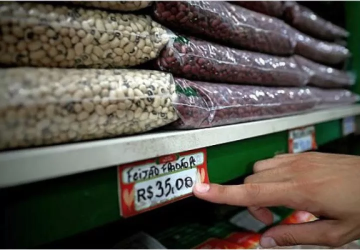 El alza del precio del frijol coincide con la reducción de la cosecha, principalmente la de tipo carioca. Foto/EFE