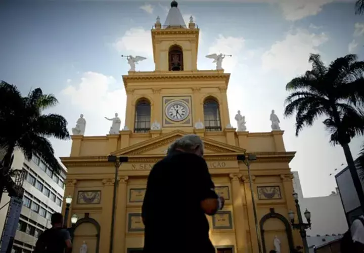  Una mujer camina frente a la Catedral Metropolitana tras un tiroteo. FOTO/EFE