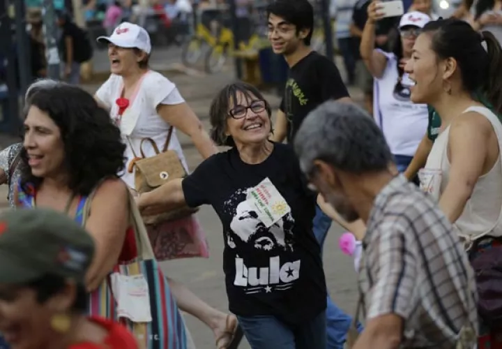 Un grupo de de personas se reunieron en las inmediaciones de la cárcel de Curitiba. FOTO/AP