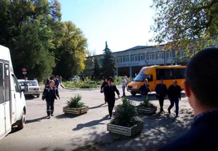 En Crimea, un estudiante mató a 18 personas con una bomba y un fusil  en un colegio de Kerch. EFE 