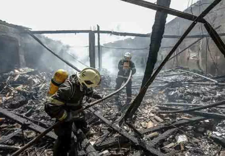 Bomberos controlan el fuego en la sede del Sistema Nacional de Empleo tras un ataque, en Fortaleza (Brasil). FOTO/EFE