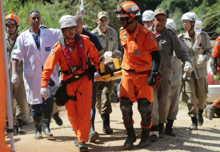  Una víctima es rescatada con vida por los bomberos tras los derrumbes de los edificios. Foto: EFE.