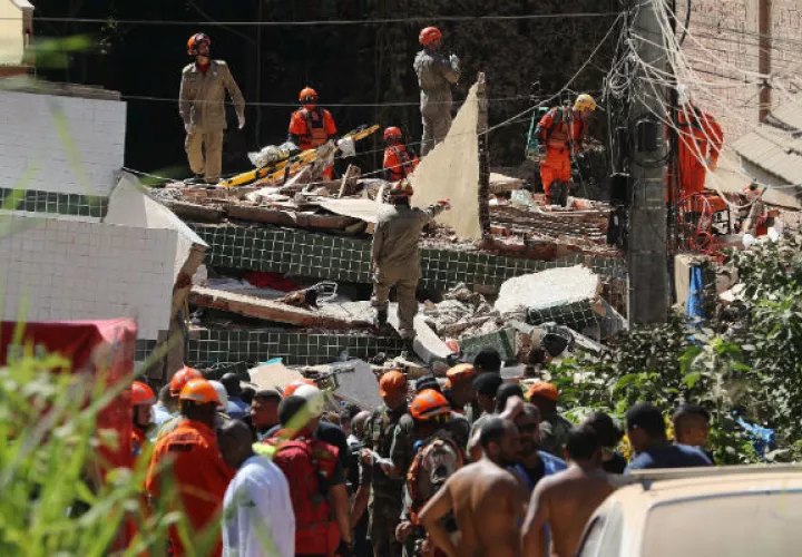 Bomberos trabajan en labores de búsqueda y rescate de las víctimas de los derrumbes de los edificios. Foto: EFE.