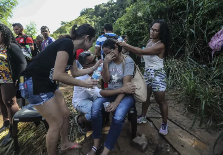 Una mujer llora aliviada tras saber que su hermana fue rescatada viva. Foto: EFE.