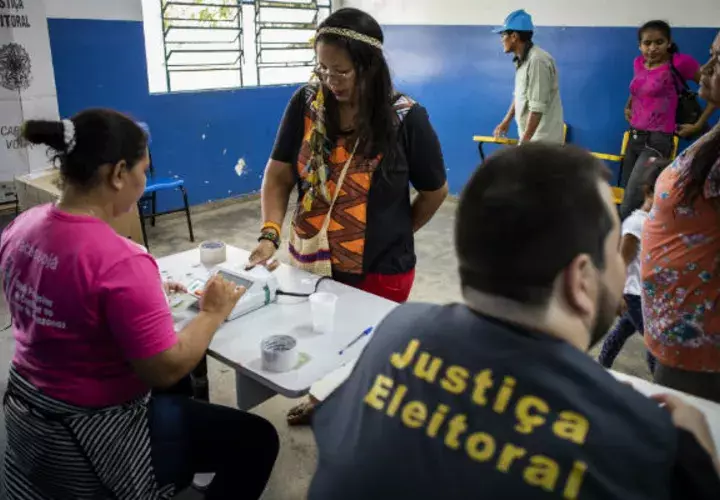  La indígena de la etnia Baré Ana Claudia Martins Tomas (2i),  vota en Río Negro. Foto: EFE.