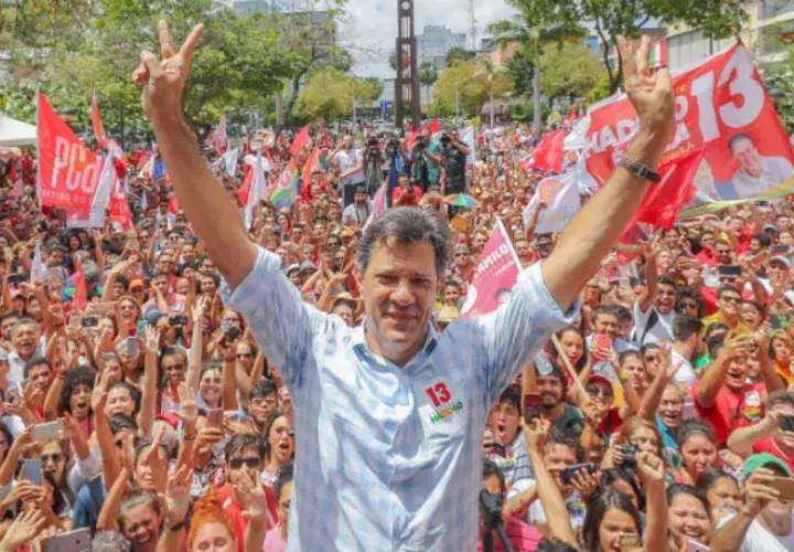 El aspirante del Partido de los Trabajadores (PT) dijo este sábado en un mitin electoral que Bolsonaro "es una aberración que sólo habla de violencia y sólo ofende" a "nordestinos, mujeres y negros".