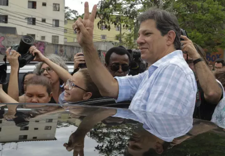 Haddad, quien sucedió a Luiz Inácio Lula da Silva, inhabilitado de participar en la contienda electoral por estar preso y condenado por corrupción pasiva.