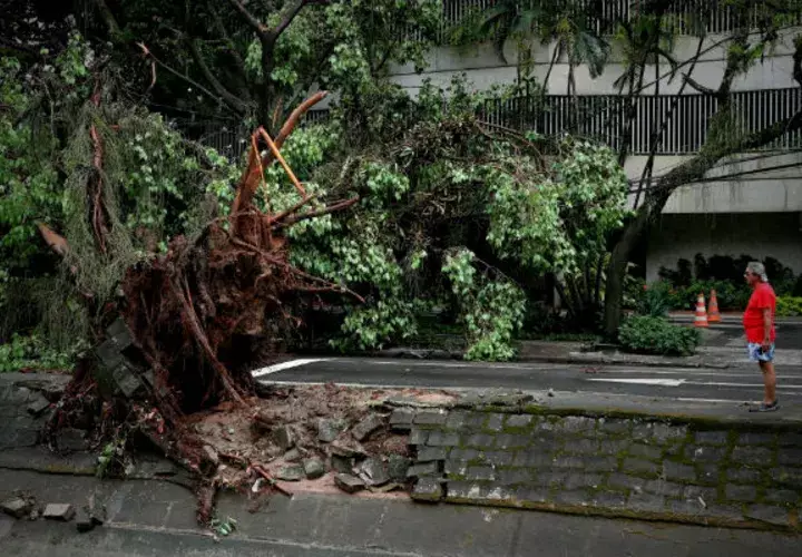 Mientras las autoridades brasileñas explicaron que en cuatro horas cayó la lluvia esperada para todo el mes de febrero, el alcalde de la capital fluminense, Marcelo Crivella, ha decretado tres días de luto oficial.
