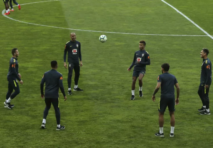 Selección de Brasil durante un entrenamiento físico. Foto AP