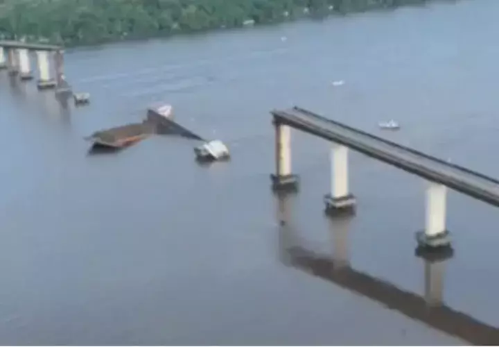  Dos vehículos que pasaban por el puente en el momento del accidente cayeron al río.