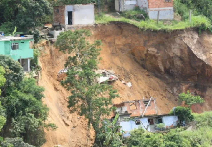 Después de las tormentas de la víspera, parte de la cumbre del Morro da Boa Esperança se vino abajo.