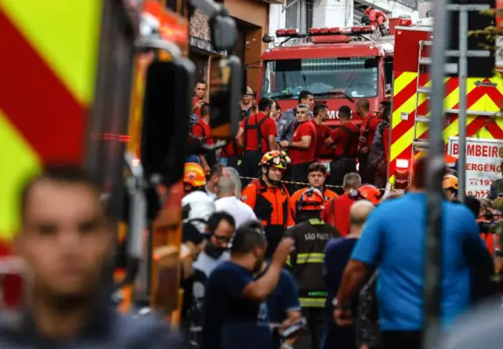 El aparato impactó contra algunas residencias privadas y vehículos que estaban aparcados, de acuerdo con el Cuerpo de Bomberos.