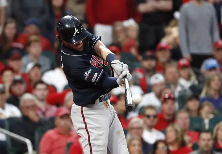 Dansby Swanson conecta imparable ante San Luis. Foto:AP