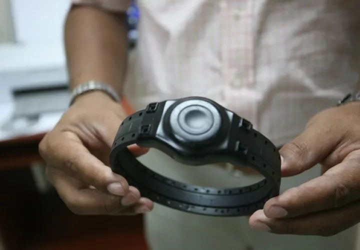 El brazalete electrónico reemplazará la boleta de alejamiento.|Foto: Archivo