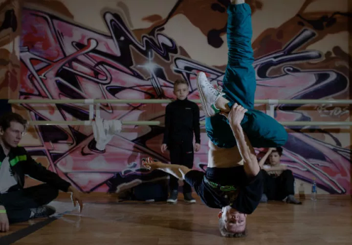 Sergey Chernyshev (der.) dijo que el break dancing involucra arte y estilo, así como fuerza física. Foto/ Emile Ducke para The New York Times.