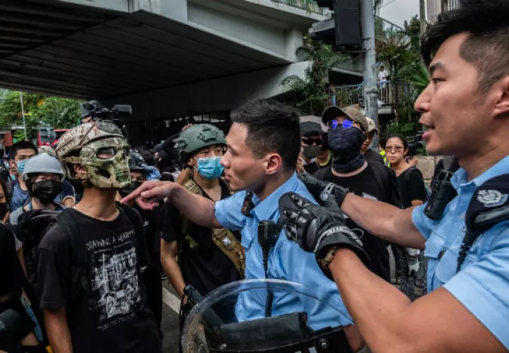 Funcionarios de Gobierno en Hong Kong han acusado a manifestantes de acosar a oficiales en línea y en persona. Foto/ Lam Yik Fei para The New York Times.