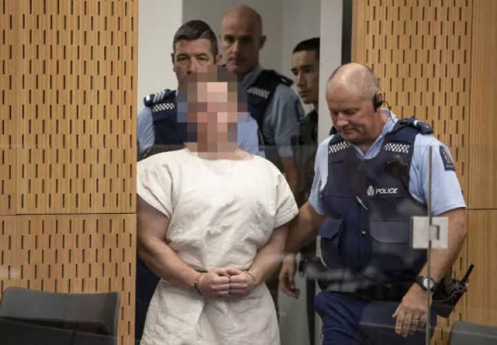 Brenton Harrison Tarrant (rostro pixelado) al entrar al tribunal. Foto: EFE.