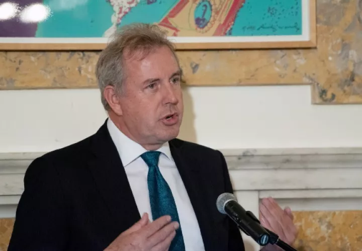 El alto dignatario diplomático británico, Kim Darroch explicó que cree que “en las circunstancias actuales lo responsable es permitir el nombramiento de un nuevo embajador”. FOTO/AP