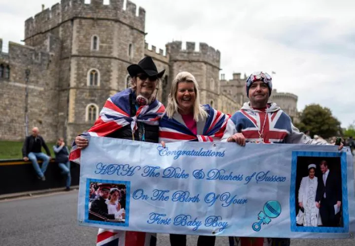Los británicos expesaron su emoción en las calles.  AP / EFE