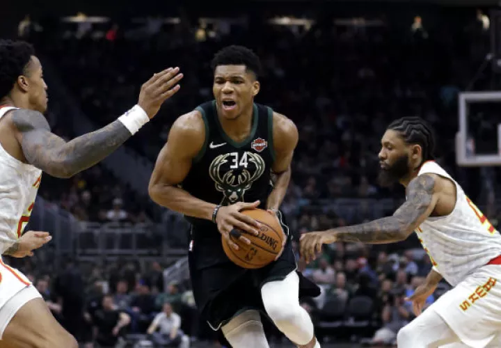 Giannis Antetokounmpo  de los Bucks (Cent.). Foto:AP