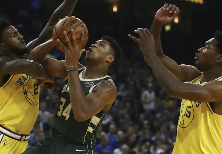 Acción del partido entre  Warriors y Bucks. Foto AP