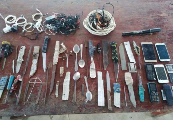 Se encontraron armas punzo cortantes en el penal. Foto: Mayra Madrid. 