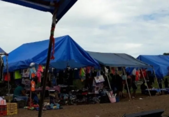 Los pequeños comerciantes denunciaron que en los últimos meses mantienen algunas diferencias con un grupo de indígenas que han iniciado esta actividad y buscan prohibirles la entrada a la comarca. Foto/José Vásquez