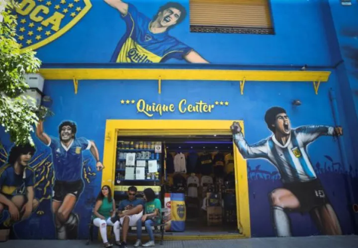 Vista general de una tienda deportiva dedicada al Boca Juniors antes de la final de la Copa Libertadores 2018. Foto EFE