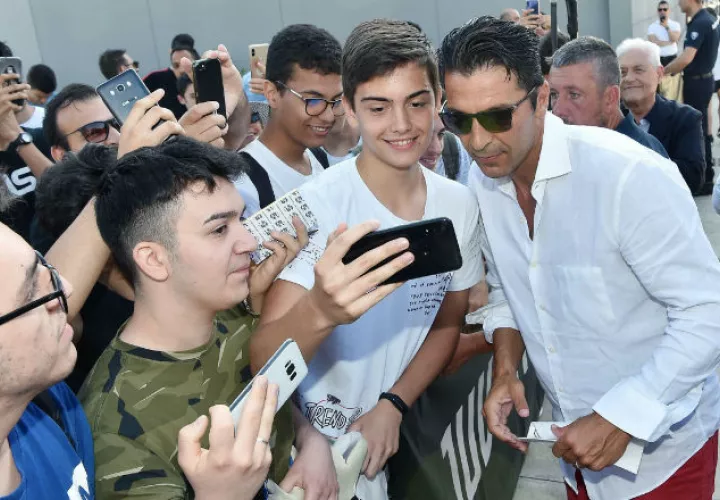 Buffon se toma selfie con los aficionados en el Juventus Medical Center. Foto:AP