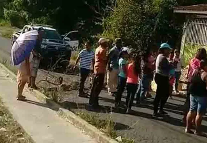 Los afectados dicen que ya no pueden hacerle frente al costo del agua embotellada. Fot/oEric Montenegro