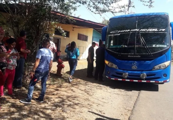 El conductor del bus decidió retornar al poblado para llegar al cuartel de bomberos más cercano. Foto/Mayra Madrid