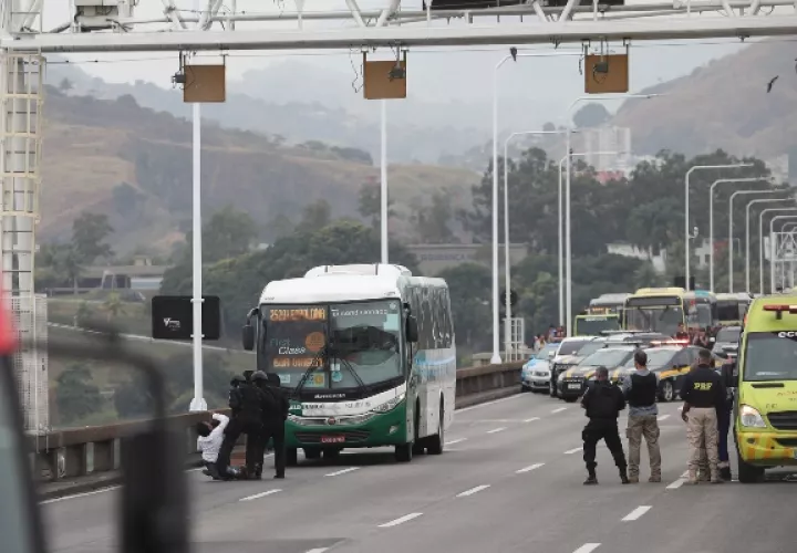 Una rehén se desmaya al ser puesta en libertad por el secuestrador tras salir del autobús. FOTO/EFE