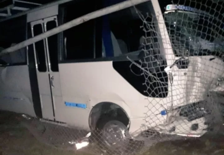 Durante el choque con el objeto fijo, tres personas que viajaban resultaron con algunos golpes, mientras que el resto de los pasajeros pasó el gran susto de sus vidas. Foto/Mayra Madrid