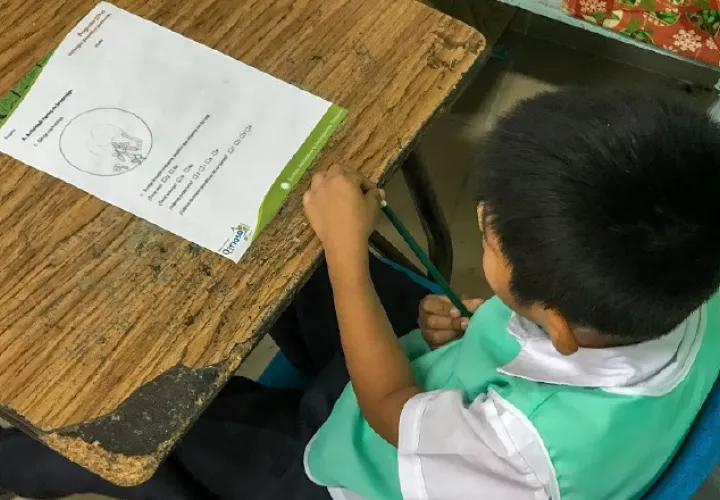 Estudiante con el currículo de Q?Bus.  Cortesía STRI