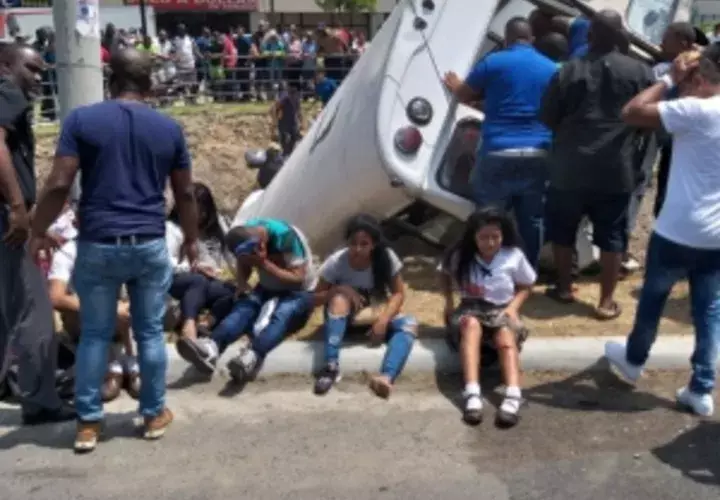 Varios heridos fueron sacados del lugar del accidente en ambulancias y autos particulares. Foto/Diómedes Sánchez