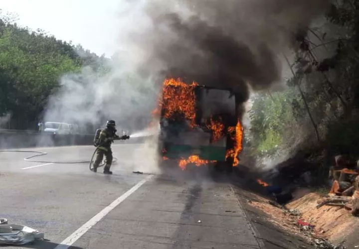El bus de la ruta Panamá-Colón se incendió a la altura de Mocambo, con destino hacia el centro de Panamá.